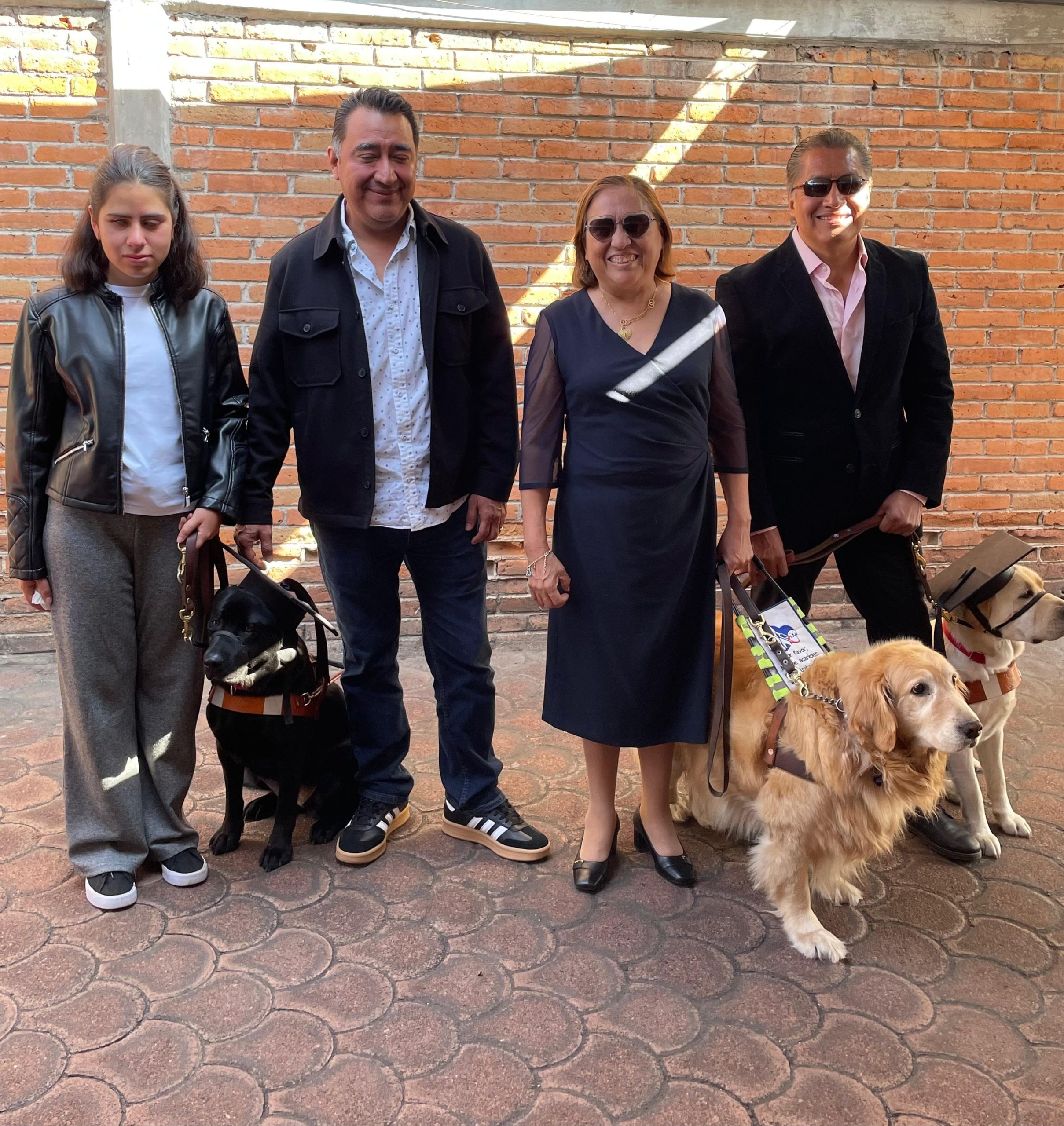 Reina y Romi se gradúan de la Escuela para Entrenamiento de Perros Guía para Ciegos IAP